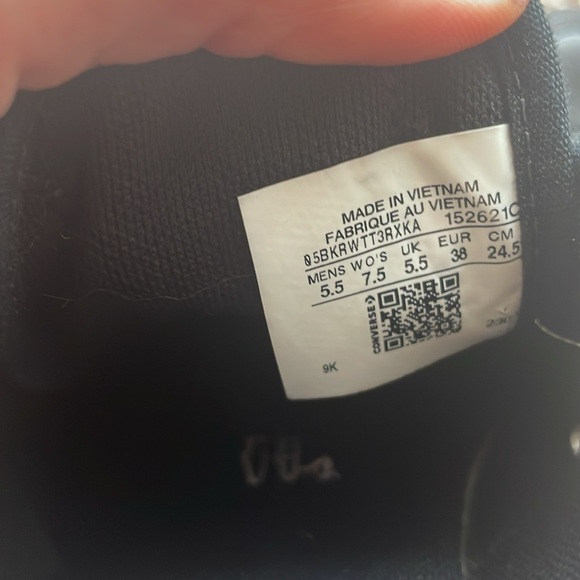 Converse Women’s 7.5 Black - Picture 2 of 3